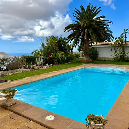 Casa Lilo, En Jardin Grande, Con Gran Piscina Y Barbacoa